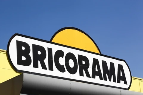 Enseigne commerciale extérieure du magasin Bricorama sous ciel bleu dégagé