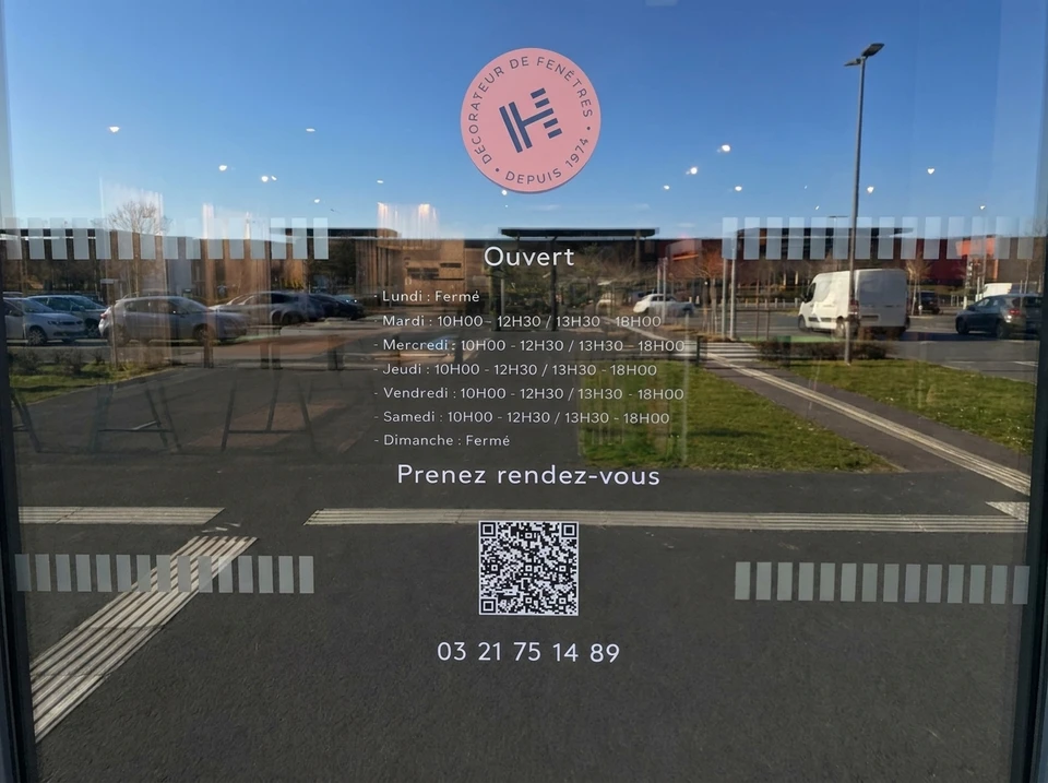 Entrée d'hôtel ou établissement d'accueil avec enseigne directionnelle bilingue français "Réception/Accueil"