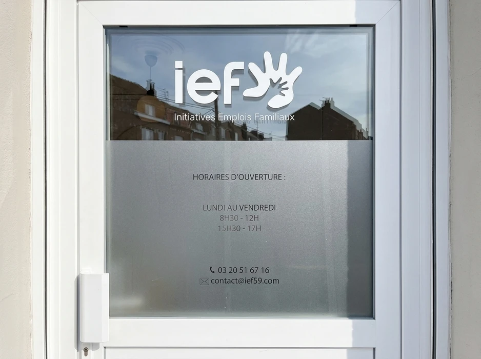 Intérieur de commerce avec panneau "OPEN" suspendu à une chaîne devant une vitrine