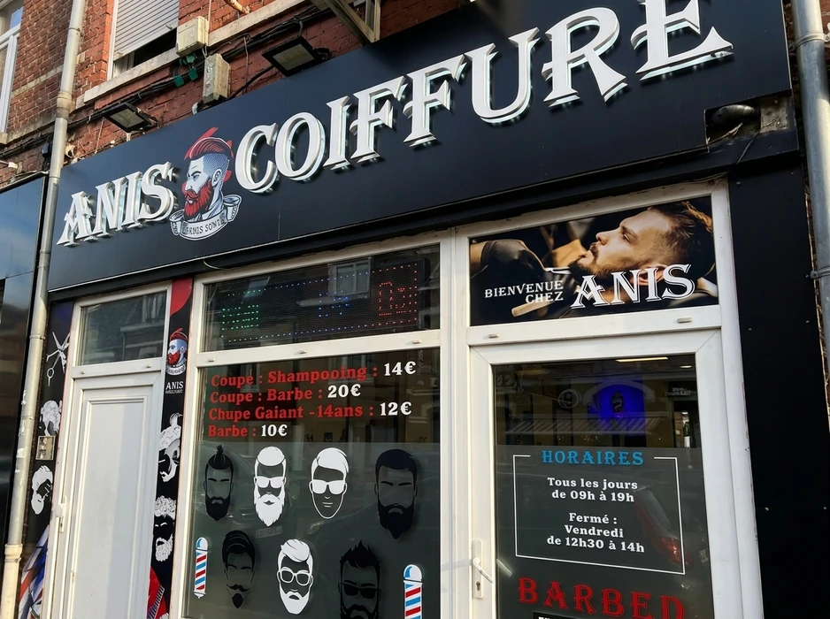 Façade extérieure d'un établissement commercial avec enseigne "CAFÉ" en lettres capitales blanches sur fond noir mat