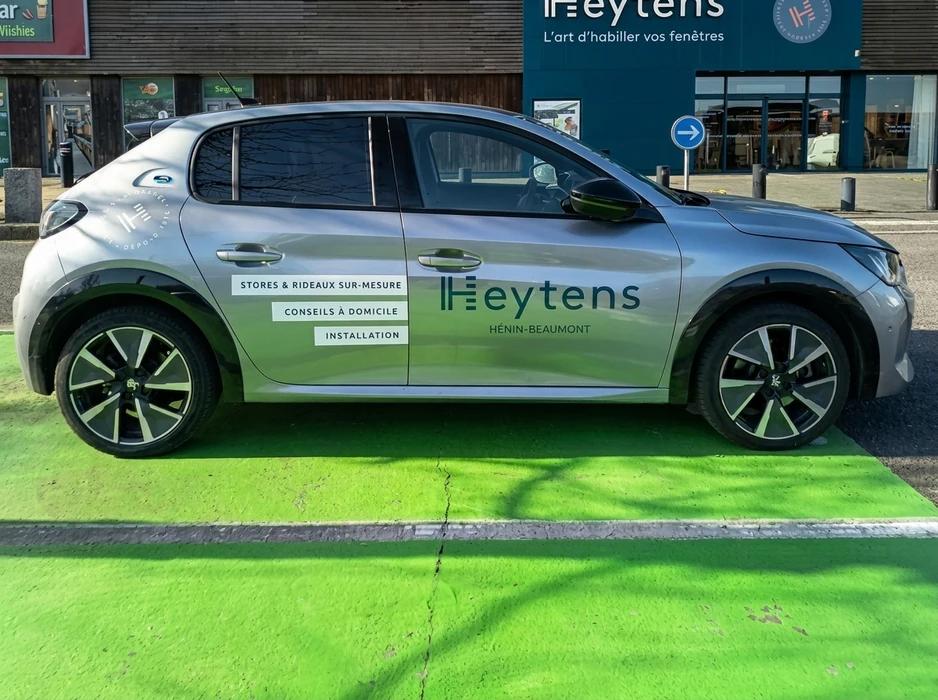 Façade extérieure d'un établissement commercial avec enseigne "CAFÉ" en lettres capitales blanches sur fond noir mat