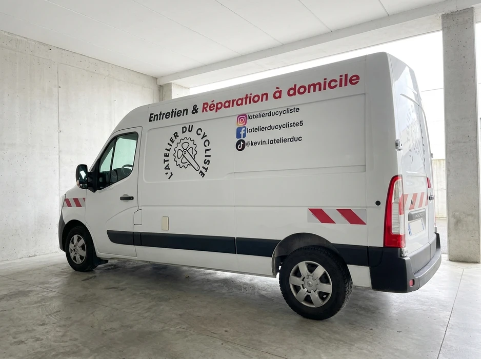 Intérieur de commerce avec panneau "OPEN" suspendu à une chaîne devant une vitrine